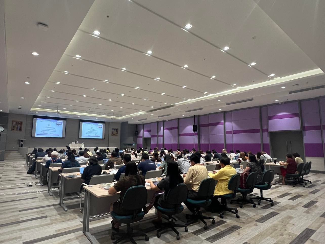 ประชุมชี้แจงแนวทางการจัดทำหลักสูตรแบบทวิภาค และ Outcome Based Education (OBE)